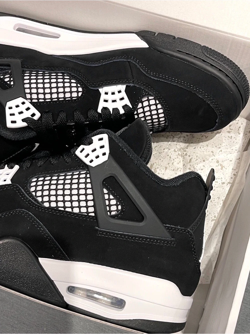 Air Jordan 4 Retro White Thunder.